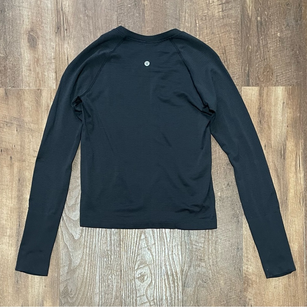 Lululemon waist length long sleeve workout run gym top 
Womens size 6 black gray - Picture 4 of 6